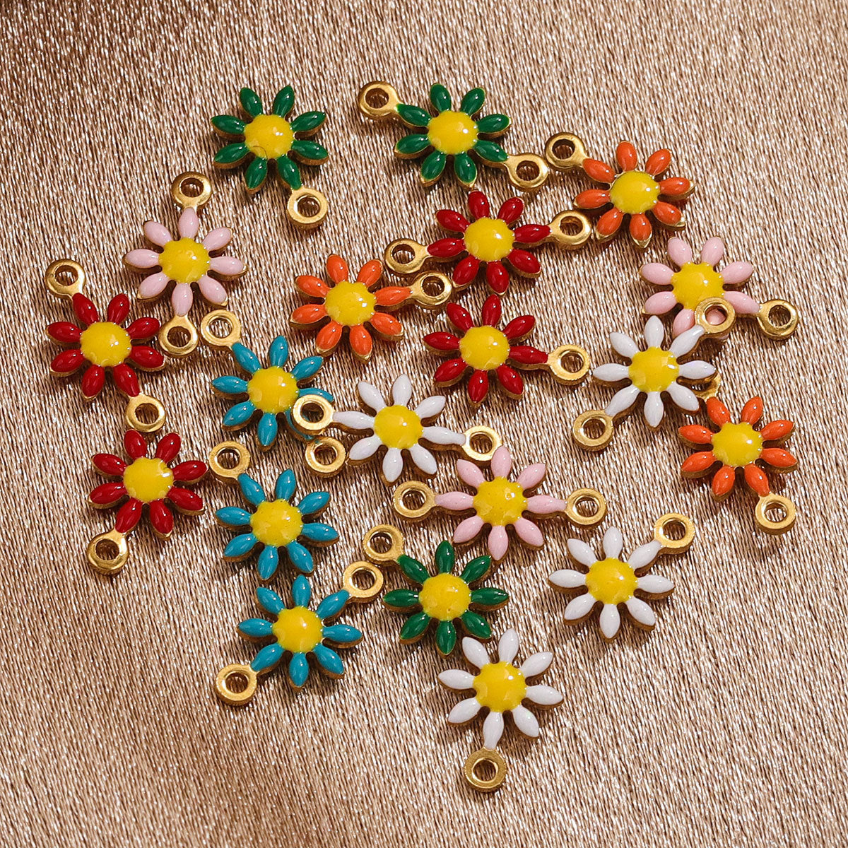 SPC77 Daisy Flower Pendent for Bracelet Necklace Making 20Pcs per Bag