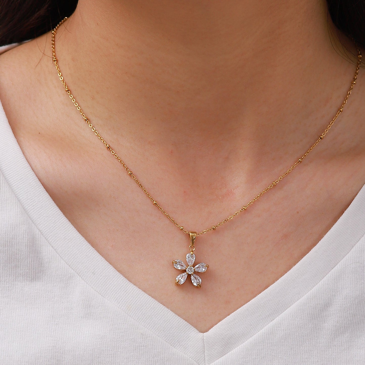 JDN20783-WT Stainless Steel Flower Pendant Necklace Zircon Necklace No Tarnish Waterproof Chain
