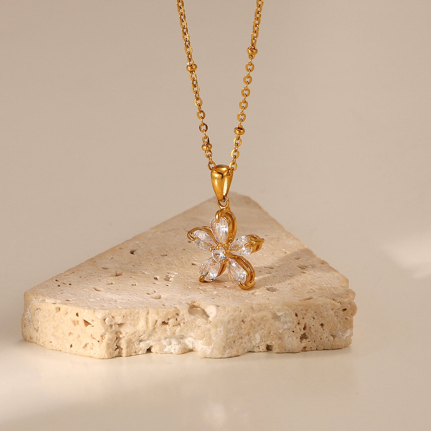 JDN20783-WT Stainless Steel Flower Pendant Necklace Zircon Necklace No Tarnish Waterproof Chain