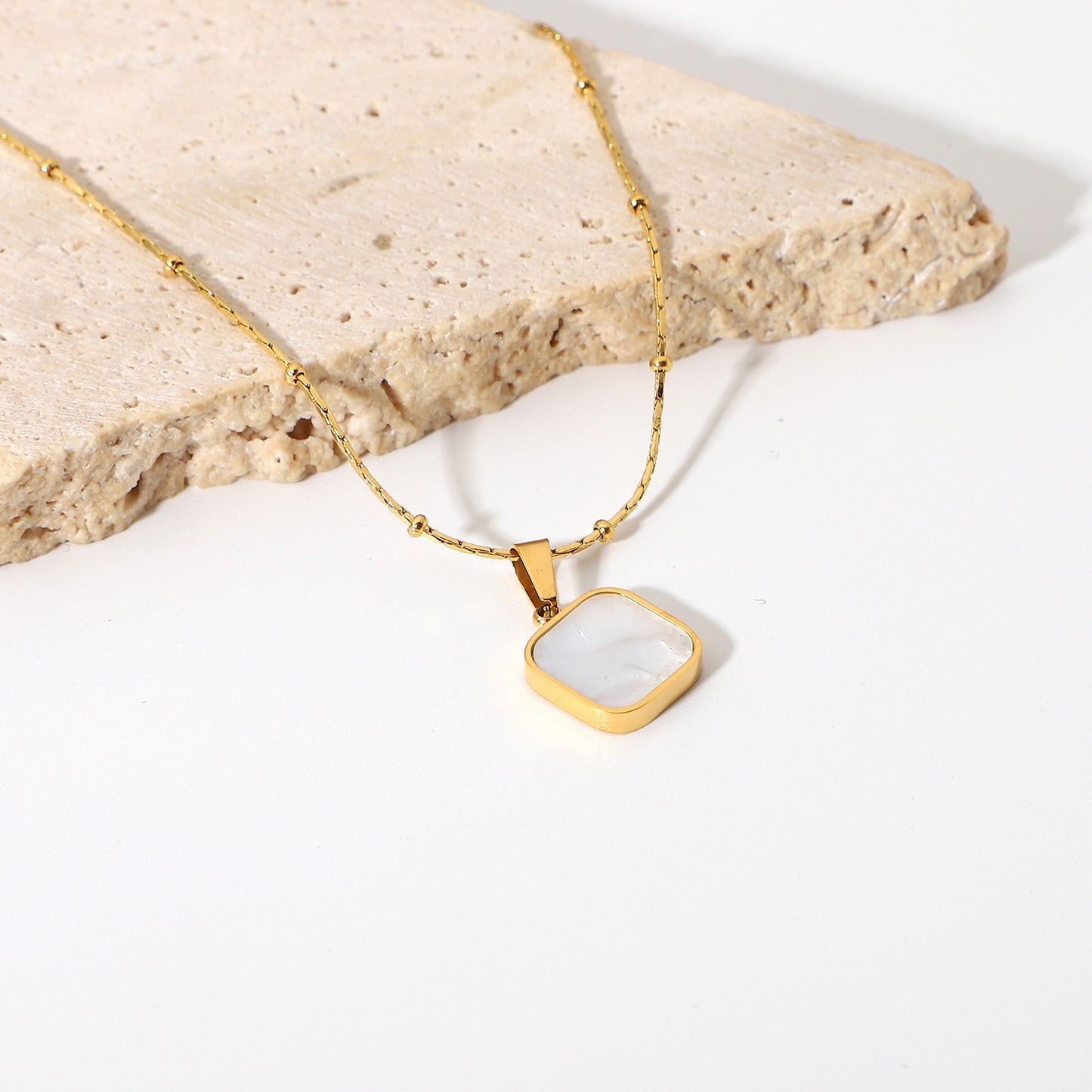 JDN20644 Shell Pendant Necklace Stainless Steel Chain Necklace for Womne