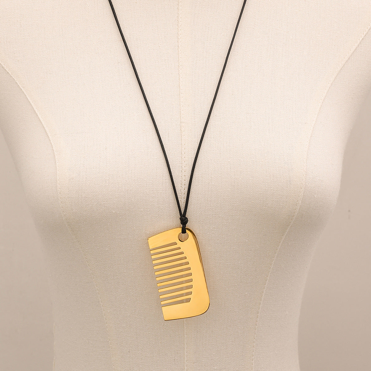 JDN2409050 Stainless Steel Comb Shape Pendant Necklace with Leather Chain Necklace for Women